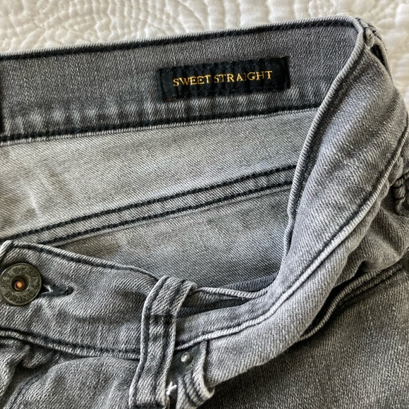 Perfectly worn in Lucky Brand jeans 👖🍀 - Picture 3 of 8